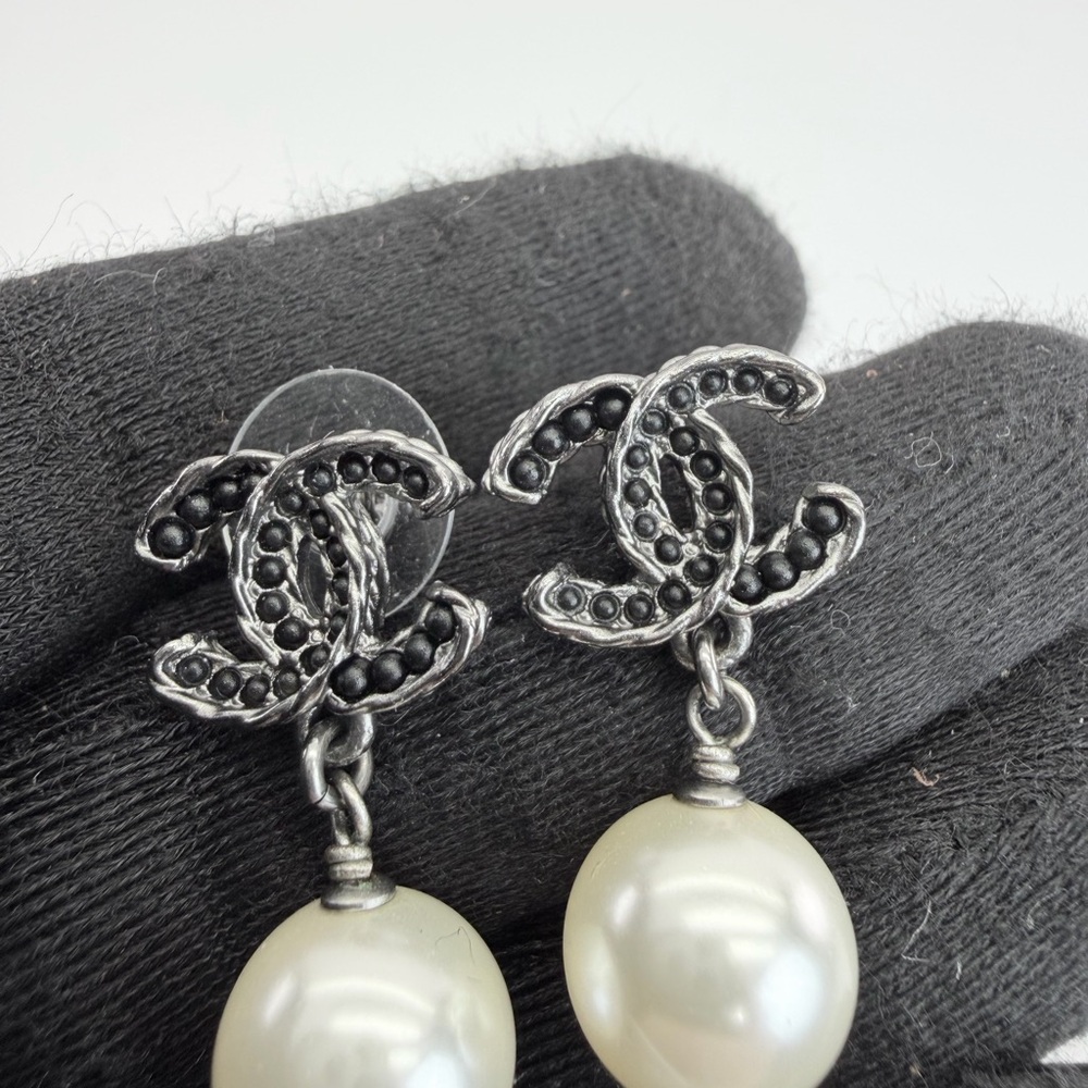CHANEL Black Crystal Pearl Cc Drop Earrings - Picture 6 of 9